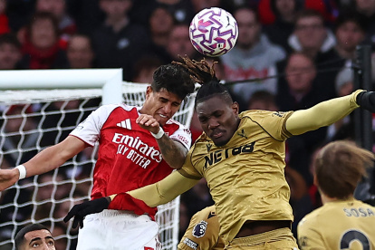 Piero Hincapié (i) jugó los últimos 8 minutos con Arsenal y se estrenó en la Premier League con una victoria 1-0 ante Crystal Palace.