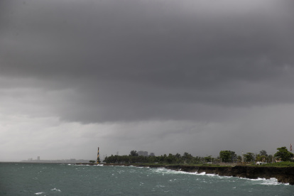 AME1672. SANTO DOMINGO (REPÚBLICA DOMINICANA), 25/10/2025.- Fotografía de la lluvia durante el paso del huracán Melissa este sábado, en Santo Domingo (República Dominicana). Melissa se convirtió en huracán categoría 1 este sábado en el Caribe, donde se espera que gane intensidad rápidamente hasta llegar a ser una peligrosa tormenta que llevará fuertes lluvias a Jamaica y porciones de la Española, informó el Centro Nacional de Huracanes (NHC). EFE/ Orlando Barría