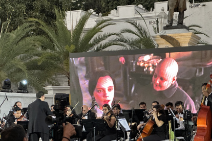 Durante la interpretación de la orquesta del conservatorio Nicolo Paganini se proyectaron escenas de películas clásicas.