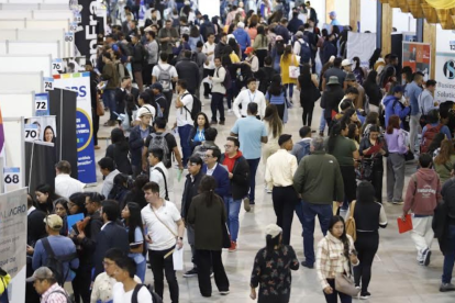 En la Feria del Empleo en Quito hubo gran cantidad de jóvenes, con títulos de tercer nivel; también despedidos del servicio público.