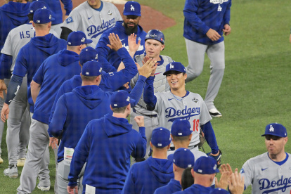 El pitcher Yoshinobu Yamamoto de Los Ángeles Dodgers (18),  tras la victoria que ahora lleva la serie de Canadá a EE.UU.