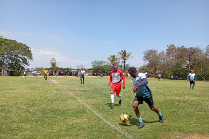 El equipo Dinosaurios (rojo) lo integran futbolistas de 60 a 75 años de edad.