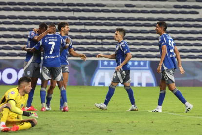 Juan Pablo Ruiz (c-d) guió la victoria de Emelec en el Capwell.