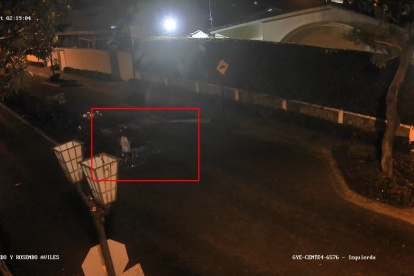 Cámaras de videovigilancia registraron la presencia de sospechosos en el barrio del Centenario, en el sur de Guayaquil.