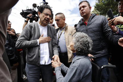 El senador Iván Cepeda saluda a su llegada al puesto de votación este domingo, en una consulta para definir quién será el aspirante presidencial en 2026 por el partido Pacto Histórico.