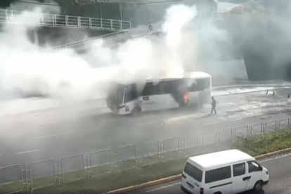 Bus se incendió en la avenida Simón Bolívar y causó congestión vehicular en el norte de Quito.