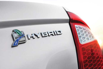 El paquete de baterías de alto voltaje es el corazón del auto híbrido; su gestión térmica y de carga es clave para alcanzar una vida útil superior a los 250,000 km.