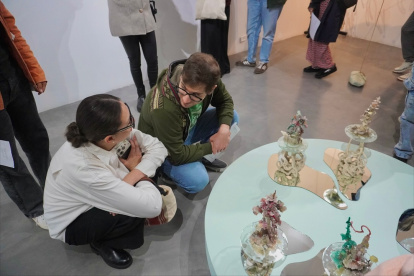 La exposición reúne esculturas, instalaciones, piezas sonoras y más.