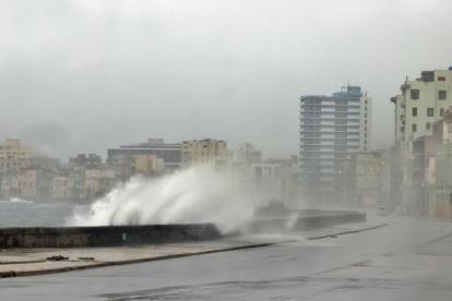 Fotografía de archivo que muestra el oleaje en el malecón de La Habana (Cuba).