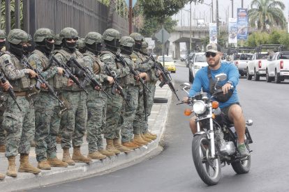 Militares custodian el ingreso a Durán, en la provincia de Guayas, la mañana de este lunes 27 de octubre.