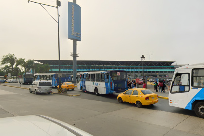 En los andenes para buses de transporte público, en la terminal terrestre de Guayaquil, está prohibido el ingreso de autos y motos.