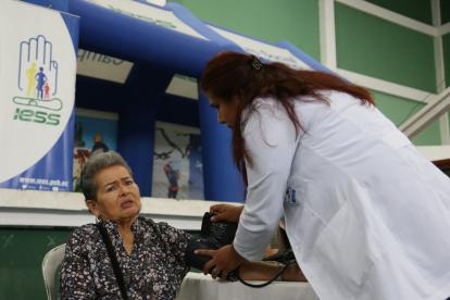 Los jubilados en Ecuador cobran una pensión mínima de $235 y una máxima de $2.585 al mes.