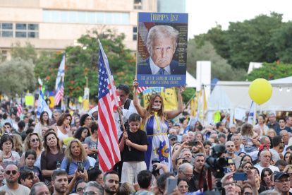 Imagen de archivo de manifestantes en la llamada "Plaza de los Rehenes" en Tel Aviv.