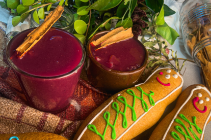 La Colada Morada, bebida insignia del Día de Difuntos en Ecuador, se prepara con harina de maíz negro, mortiño y una mezcla de especias y frutas que simbolizan la ofrenda ancestral.