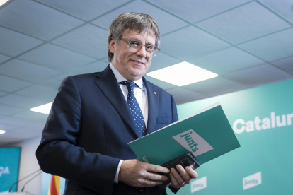 El presidente de JxCat, Carles Puigdemont, este 27 de octubre de 2025, durante una comparecencia ante los medios sin admitir preguntas en Francia.