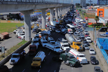 Fotografía aérea del colapso del tránsito debido a un bloqueo de transportistas de agua este lunes, en una carretera del municipio de Lerma (México).