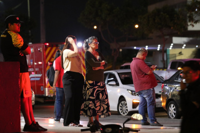 Ciudadanos observaron con preocupación la escena del carro bomba que explotó en la avenida Joaquín Orrantia, en el norte de Guayaquil, el martes 14 de octubre.