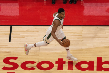 Giannis Antetokounmpo de los Bucks ha tenido un inicio positivo con un promedio de 36 puntos.
