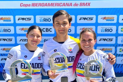 Doménica Mora (i), Juan David Espinoza y Doménica Azuero fueron los tres podios ecuatorianos en Brasil.