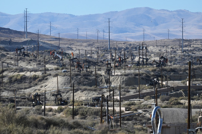 Las bombas extractoras extraen petróleo de los pozos del campo petrolífero Midway-Sunset, el más grande de California, en Fellows, cerca de Taft, el 17 de octubre de 2025.