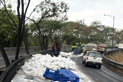 Sacos de sal cayeron de un tráiler sobre la oreja vial que conecta la vía a la costa con la Perimetral, en Guayaquil, la mañana de este martes 28 de octubre.