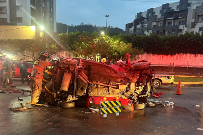 Una mujer falleció en un accidente de tránsito registrado en la avenida del Bombero, en el oeste de Guayaquil, la madrugada de este martes 28 de octubre.