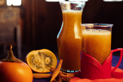 El canelazo, una mezcla caliente de aguardiente, panela, canela y jugo de fruta (a menudo naranjilla), se ha convertido en el orgullo ecuatoriano al entrar al Top 10 de cócteles de TasteAtlas 2025.