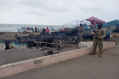 Militares acudieron al sitio donde se registró el incendio de las pangas.