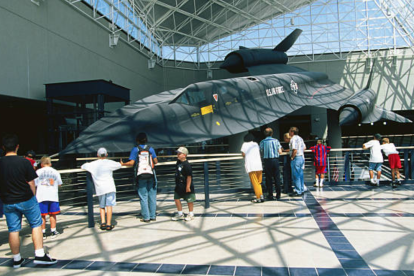 El Lockheed SR-71 Blackbird, construido con titanio para resistir el calor de la fricción a Mach 3.3, estableció su récord de velocidad en 1976.
