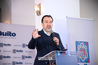 Pabel Muñoz, alcalde de Quito, durante un conversatorio con medios de comunicación.
