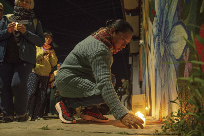 Una persona coloca una vela en un mural por la memoria del padre Marcelo Pérez este lunes, en San Cristóbal de las Casas (México).