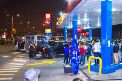En la camioneta negra se movilizaban las víctimas del crimen cometido en una estación de servicio de Salinas.