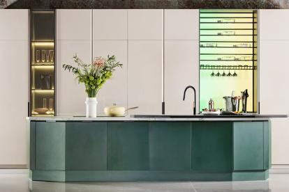 Muebles verticales apilables con estantes extraíbles, la solución para ocultar electrodomésticos y liberar espacio en cocinas pequeñas.