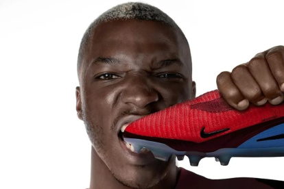 El ecuatoriano, Moisés Caicedo, promocionando los nuevos zapatos de Nike.
