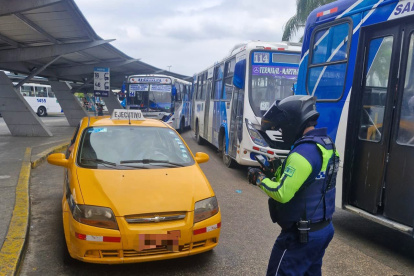 Miembros de la Agencia de Tránsito y Movilidad (ATM) realizan controles en los andenes de buses para evitar el ingreso de taxis y vehículos motorizados privados.