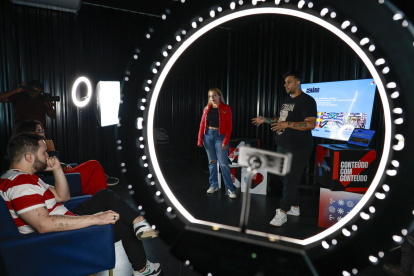 Estudiantes realizan una exposición en el centro de aprendizaje "Community Creators Academy" este martes, 28 de octubre de 2025, en Sao Paulo (Brasil).