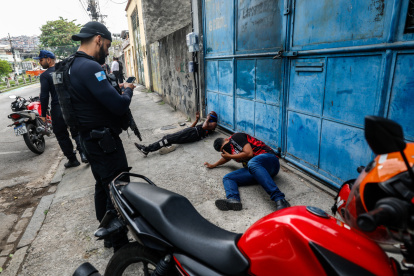 Integrantes de la Policía de Río de Janeiro custodian a dos personas durante un operativo policial este martes, en Río de Janeiro (Brasil).