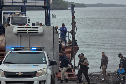Autoridades y pescadores realizan patrullajes marítimos en Puerto Bolívar para localizar a los cuatro hombres desaparecidos.