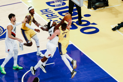 Los jugadores de Blazers (blancos) y Lakers en plena disputa de un partido que terminó a favor de los Portland 122-108.