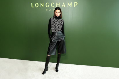 Para un aire más urbano, elige materiales con estructura como el cuero. Esta opción es perfecta para climas fríos o eventos casuales.