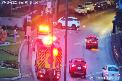 Un vehículo de color blanco se impactó en el ingreso al túnel del cerro del Carmen, en el norte de Guayaquil.