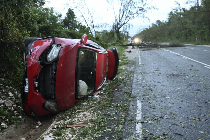 Un automóvil dañado por un árbol caído se ve después del paso del huracán Melissa en Manchester, Jamaica, el 28 de octubre de 2025.