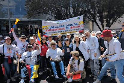 Pacientes con enfermedades raras marcharon en Quito para exigir que se declare la emergencia en el sistema de salud
