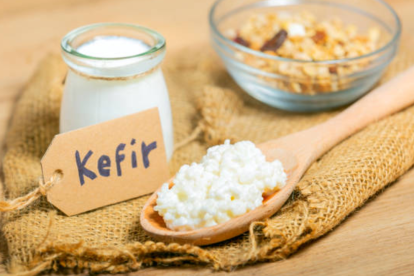 El kéfir se diferencia del yogur por su doble proceso de fermentación (bacterias y levaduras), ofreciendo un perfil probiótico mucho más rico y complejo y transformando la salud intestinal.