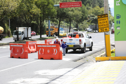 Barreras tipo New Jersey fueron instaladas en los puntos críticos de la avenida Simón Bolívar para controlar la velocidad vehicular y disminuir los siniestros de tránsito.