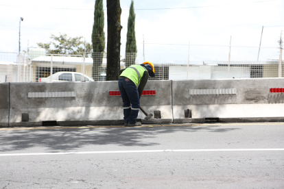 Nuevas barreras tipo New Jersey refuerzan la seguridad vial en la Av. la Simón Bolívar.