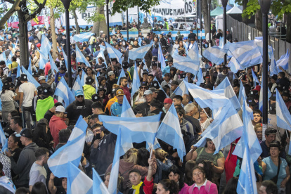 Distintas agrupaciones peronistas en las proximidades del búnker de Fuerza Patria el domingo, 26 de octubre de 2025, Buenos Aires (Argentina).