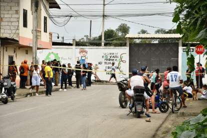 La violencia llegó a las aulas: padres vigilan los alrededores de los planteles en El Oro para proteger a sus hijos.