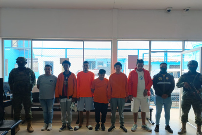 Agentes de la Policía Nacional ejecutaron un operativo en la cárcel El Inca, donde se detuvo a cinco reclusos y un funcionario por presunta vinculación con una red de extorsión.