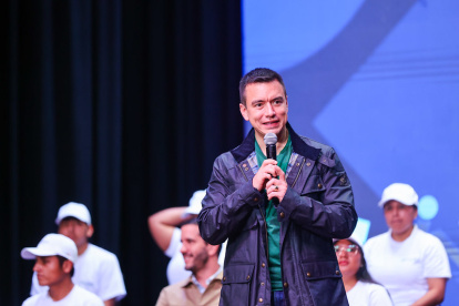 Daniel Noboa durante el lanzamiento del programa Jóvenes en Acción, en el Teatro Pumapungo de Cuenca.